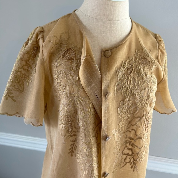 Beautiful natural semi sheer embroidered blouse - Picture 4 of 8